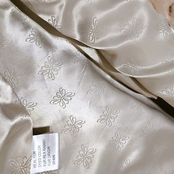 SUMPTUOUS GENUINE FUR JACKET FEATURING 3/4 SLEEVE W/ HIDDEN HOOK & EYE CLOSURES - Picture 11 of 15